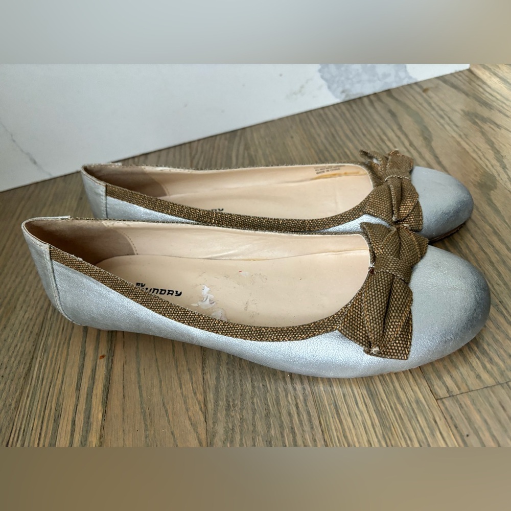 CL Chinese Laundry Silver Bow Ballet Flats Women’s size 9